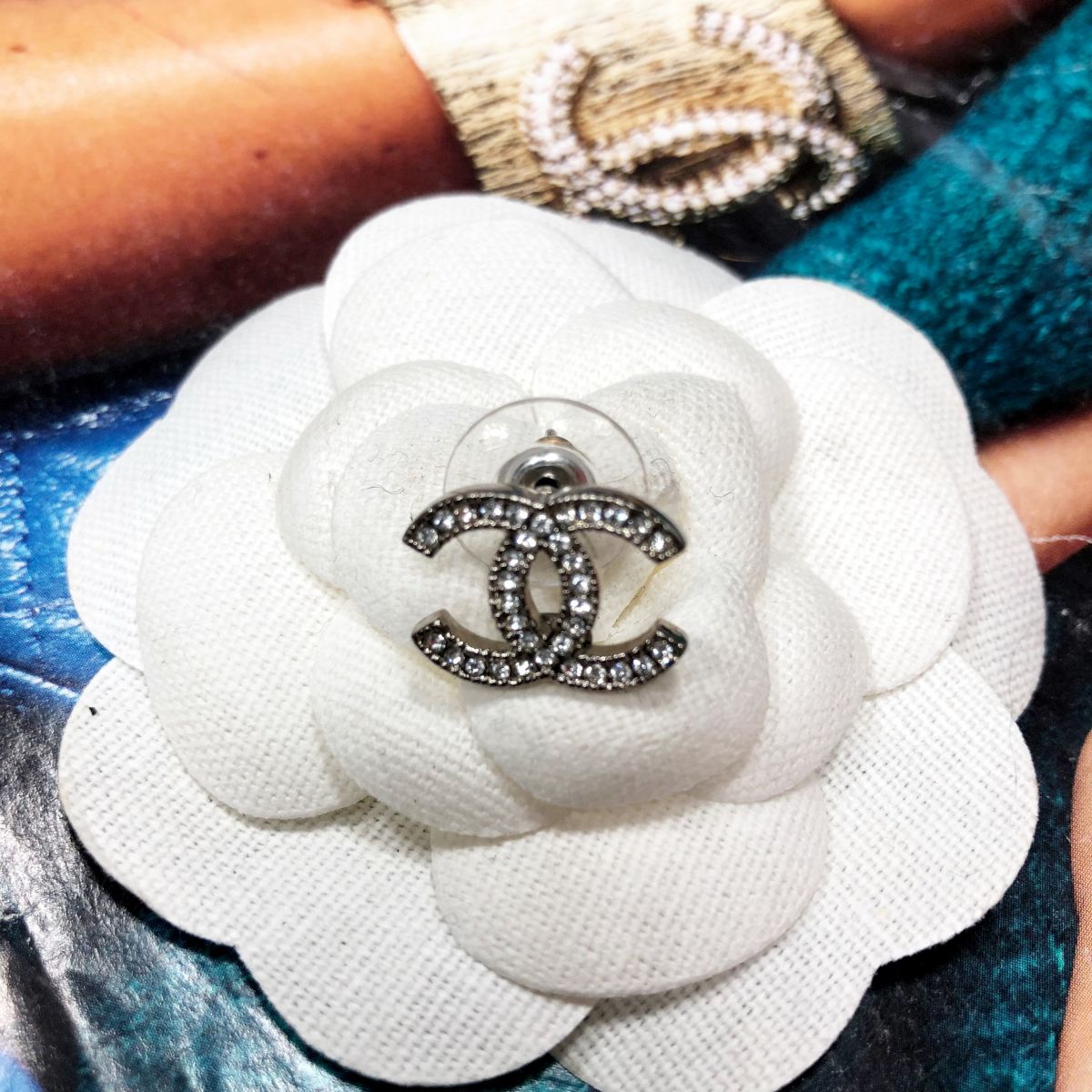 Значок - серьга Chanel цена 10 770 руб 