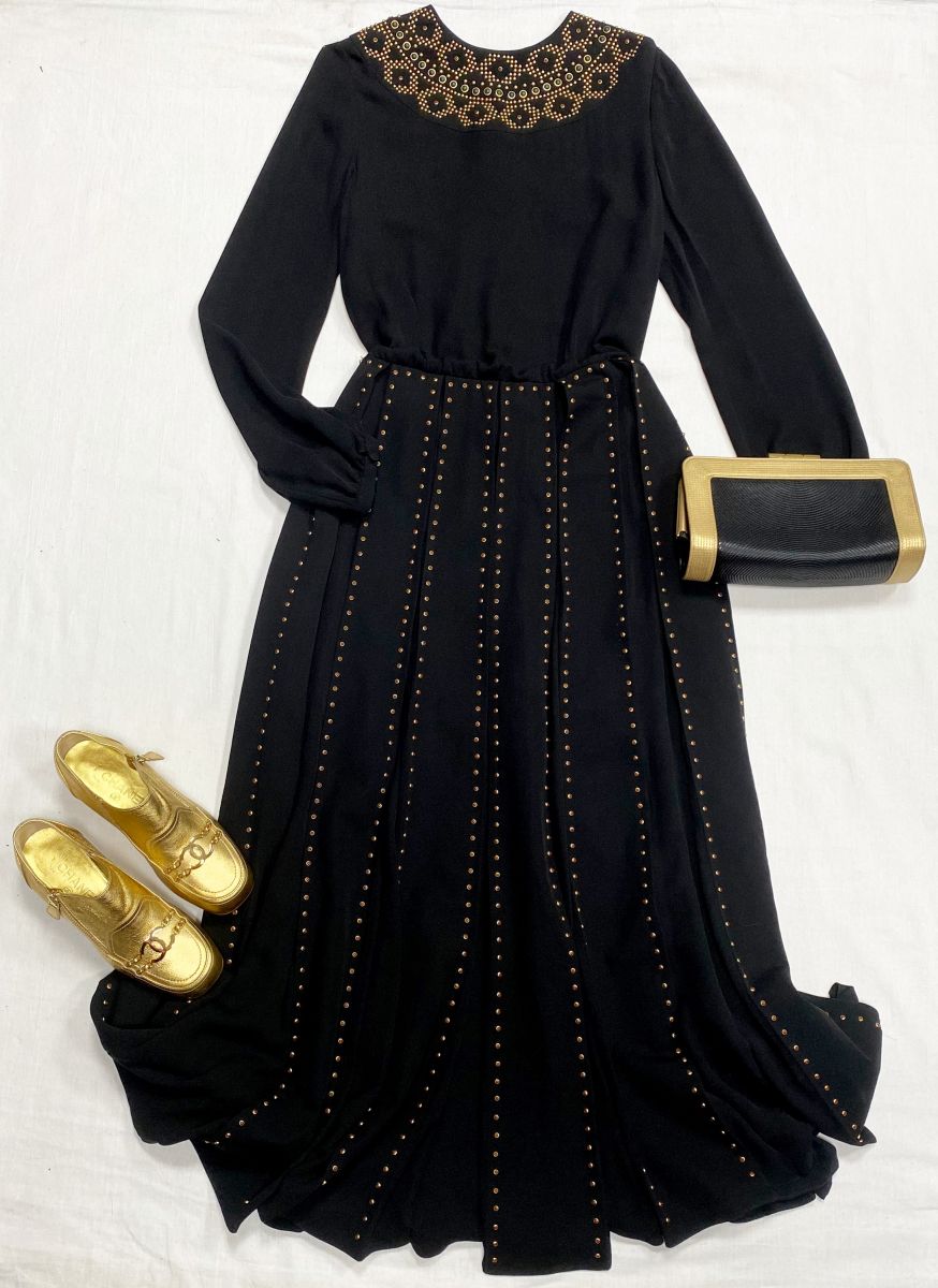 Платье Valentino размер 42 цена 46 965 руб
Лоферы Chanel размер 36.5 цена 62 620 руб
Клатч Chanel