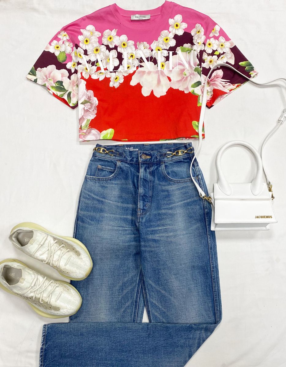 Футболка Valentino размер XXS цена 18 786 руб
Джинсы Celine размер 26 цена 23 483 руб
Кроссовки Adidas Yeezy размер 40 цена 10 959 руб
Сумочка Jacquemus 