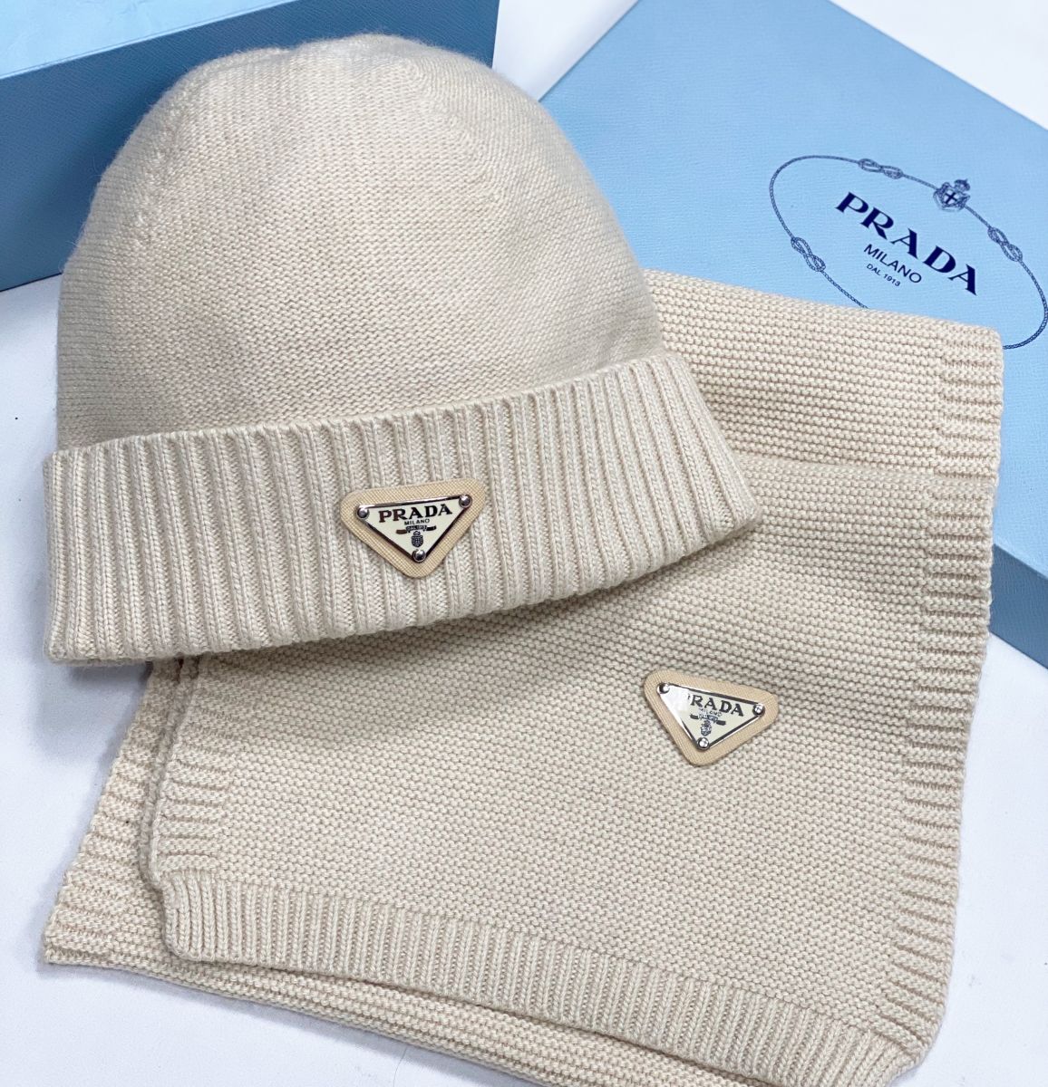 Комплект Шарф + Шапка Prada цена 23 078 руб