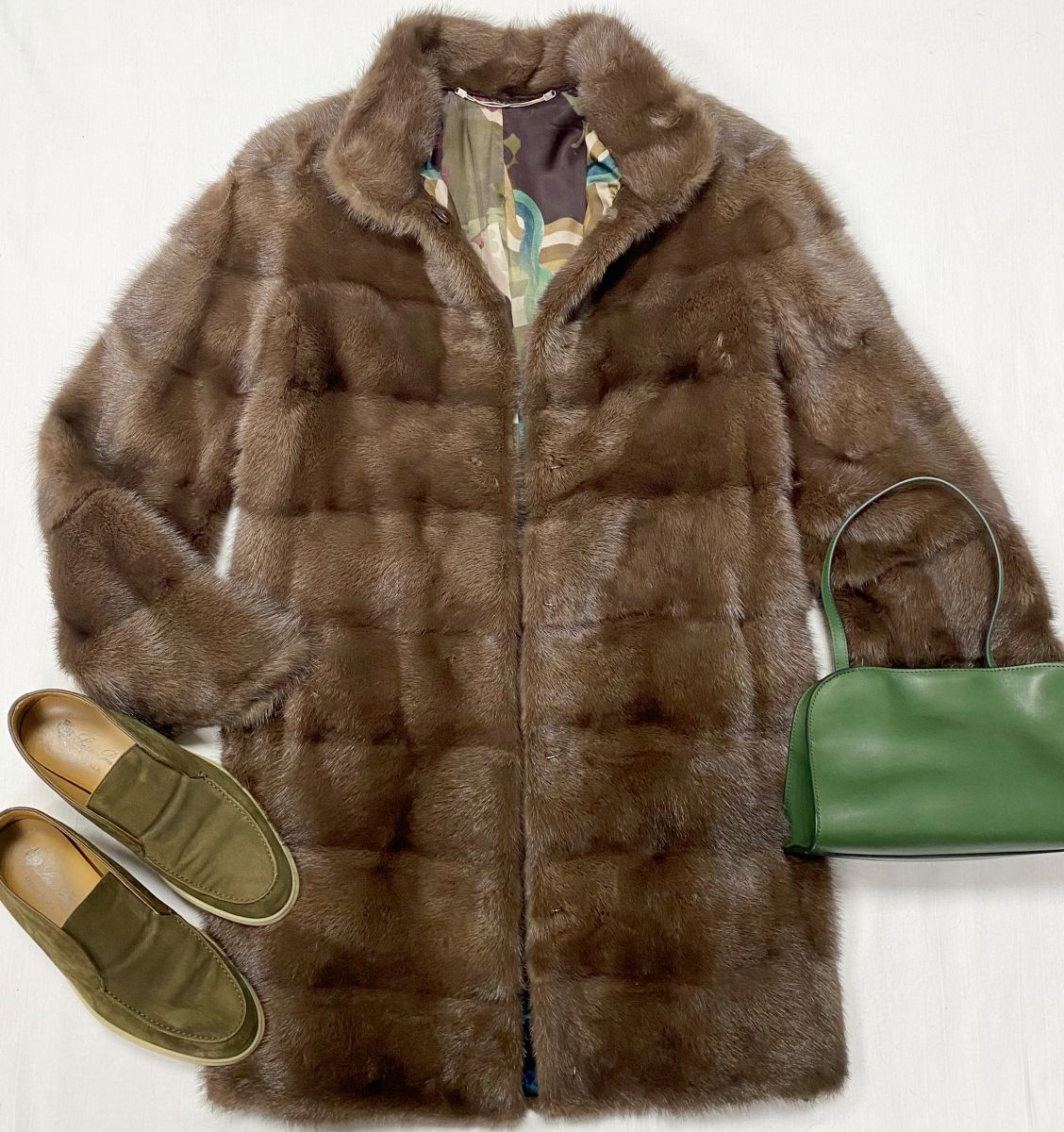 Шуба / мех норки / размер 42 цена 23 483 руб 
Лоферы Loro Piana размер 39 цена 31 310 руб 
Сумочка The Row