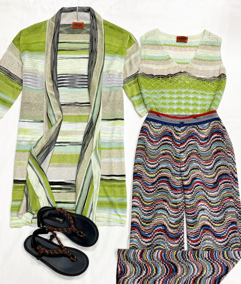 Кардиган + Топ Missoni размер 40 цена 15 655 руб
Брюки Missoni размер 40 цена 9 393 руб
Босоножки Miu Miu размер 37 цена 31 310 руб