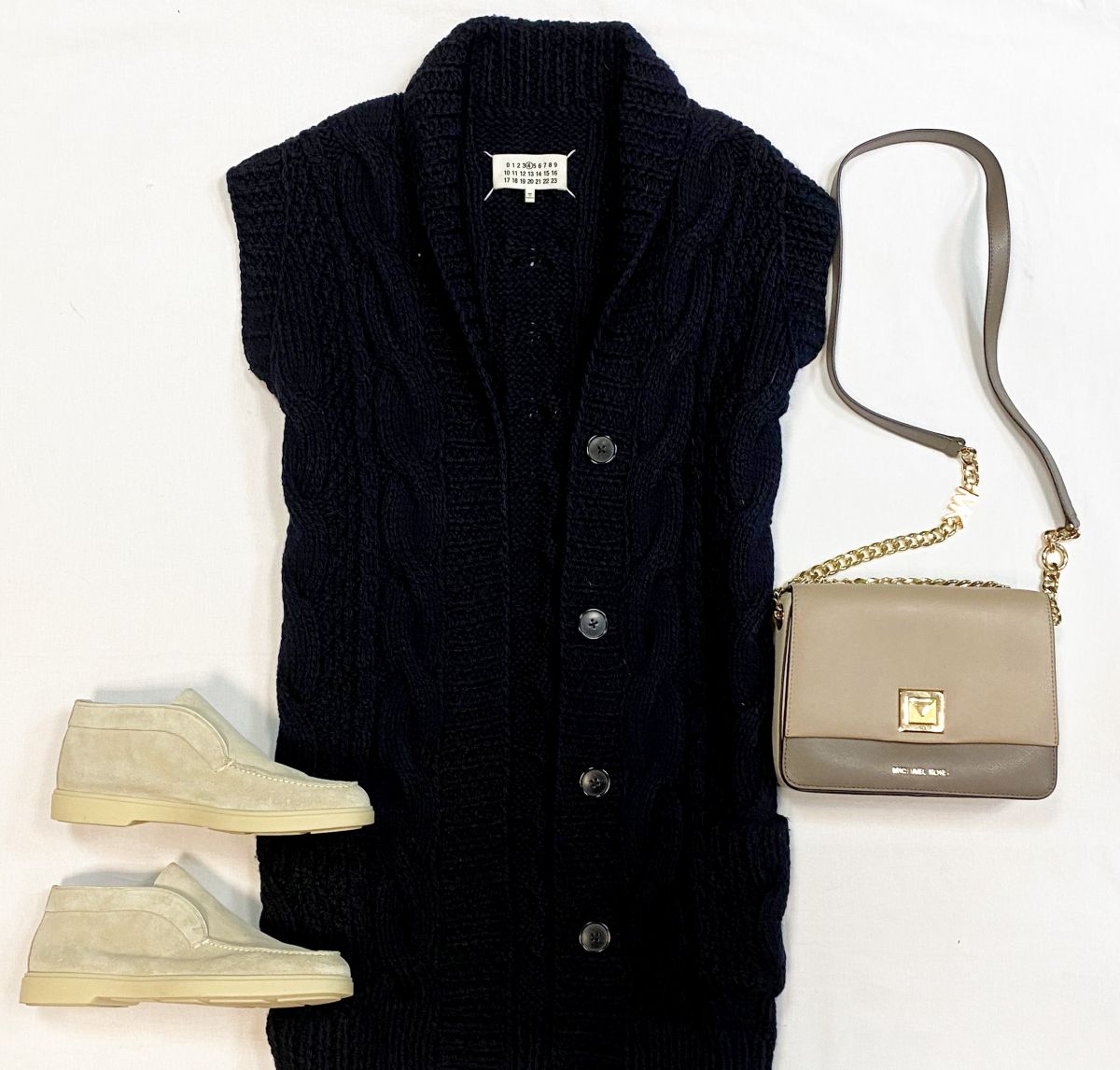 Жилет Martin Maison Margiela размер 42 цена 15 385 руб
Лоферы Santoni размер 38 цена 30 770 руб
Сумка Michael Kors 