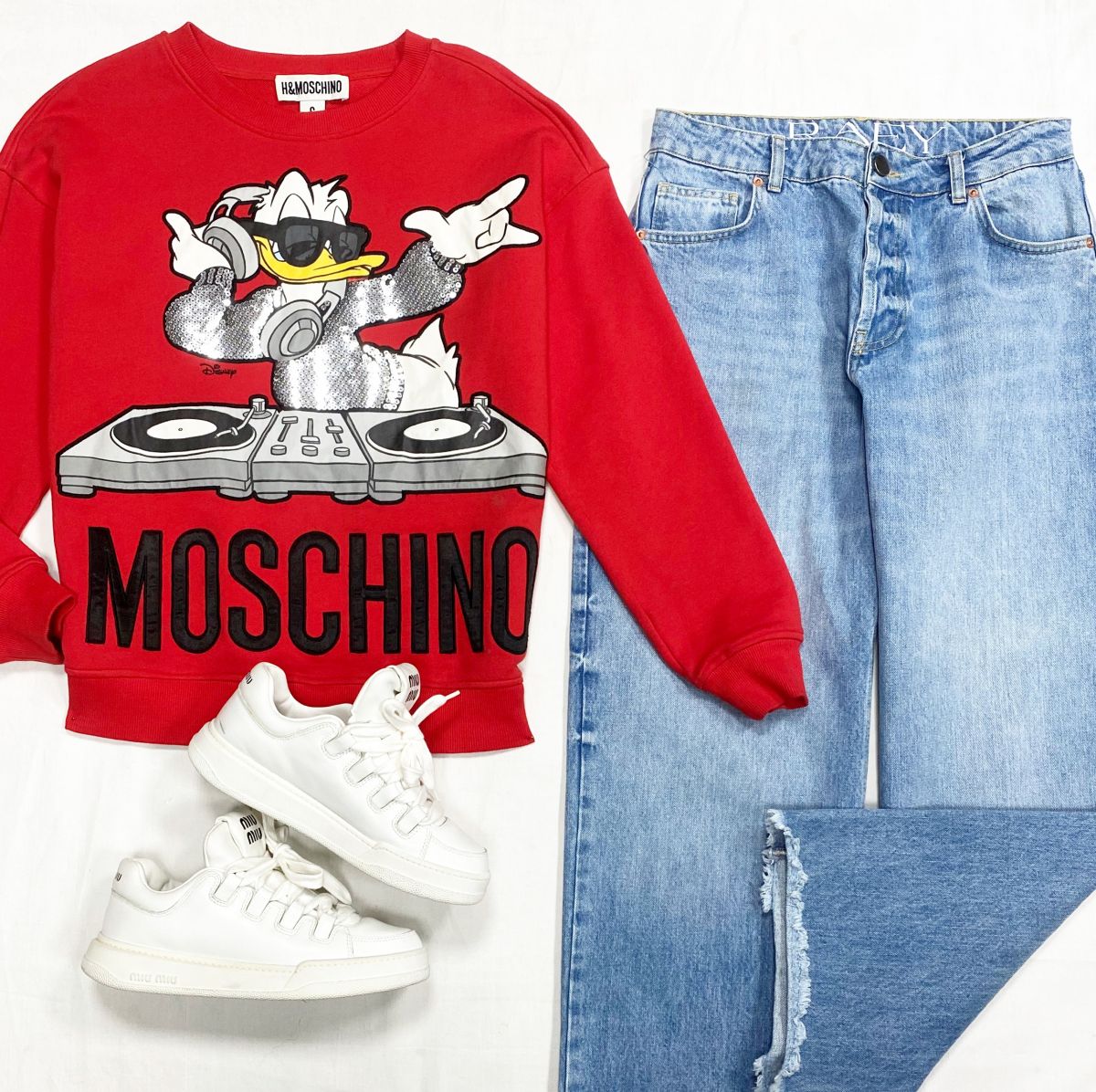 Толстовка /пайетки/ Moschino размер S цена 6 256 руб
Джинсы Raey размер 26 цена 10 949 руб
Кроссовки Miu Miu размер 38.5 цена 46 923 руб