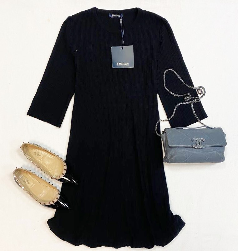 Платье Max Mara размер XL цена 7 693 руб/с биркой/ 
Балетки Valentino размер 37 цена 15 485 руб
Сумка Chanel 