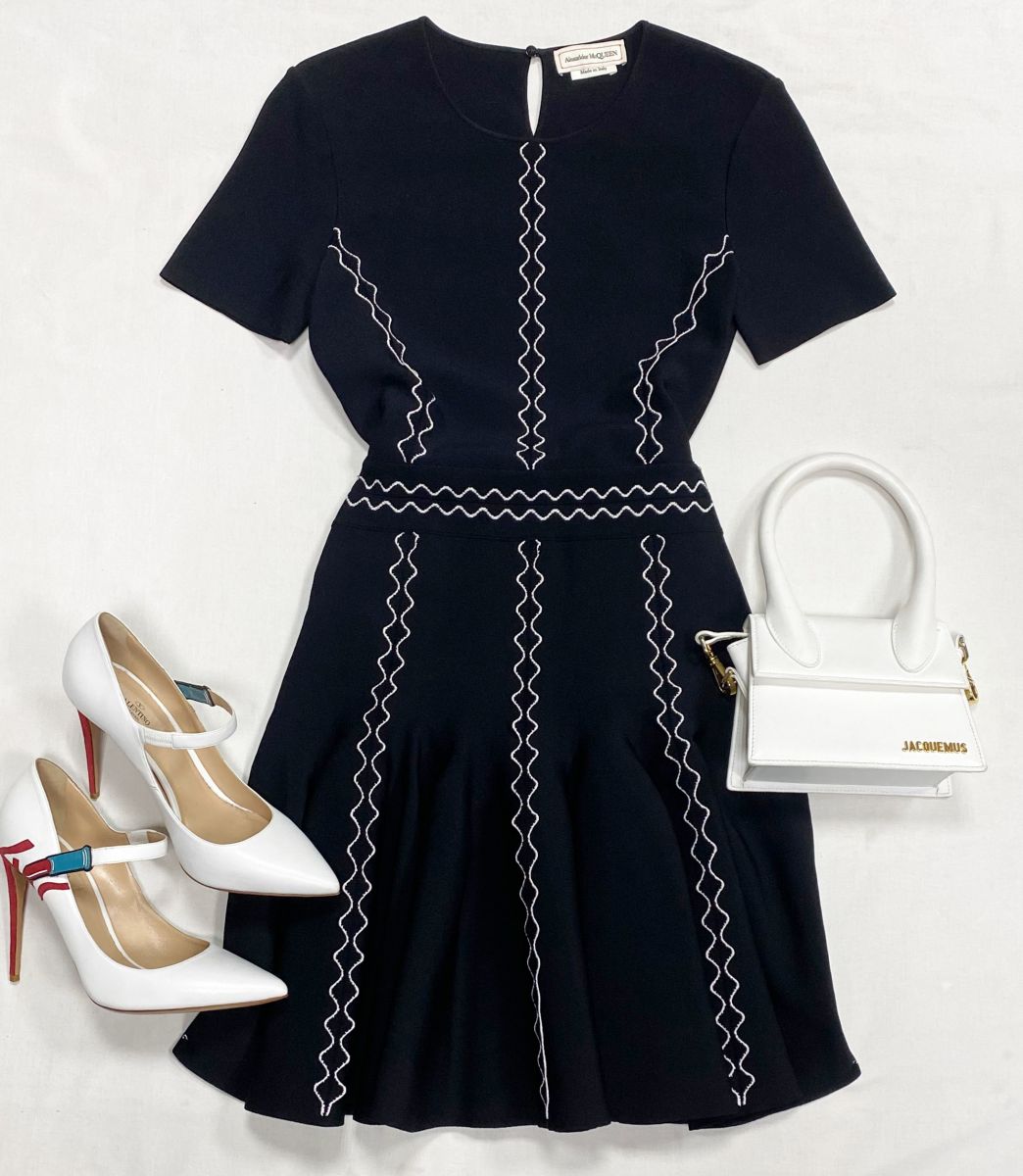 Платье Alexander McQueen размер S цена 12 524 руб
Туфли Valentino размер 40.5 цена 23 483 руб
Сумка Jacquemus 