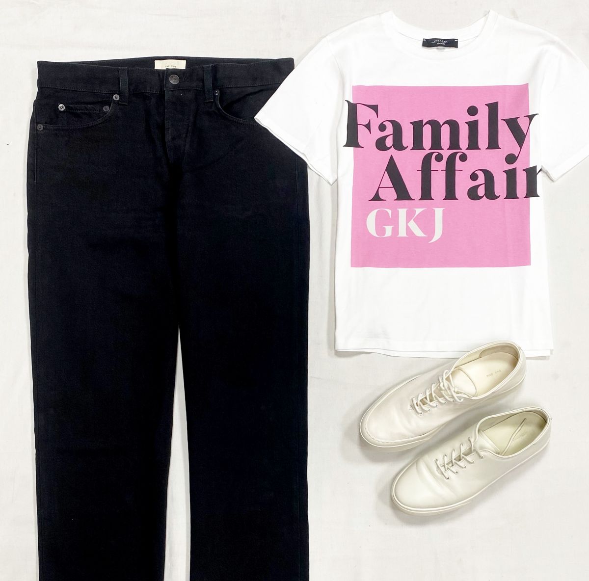 Джинсы The Row размер 10 цена 15 655 рубФутболка Weekend/ Max Mara/ размер S цена 7 828 рубКеды The Row размер 39 цена 7 828 руб