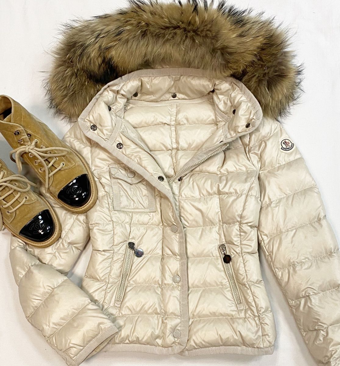 Пуховик Moncler размер 0 цена 15 385 руб
Ботинки Chanel размер 37 цена 46 155 руб