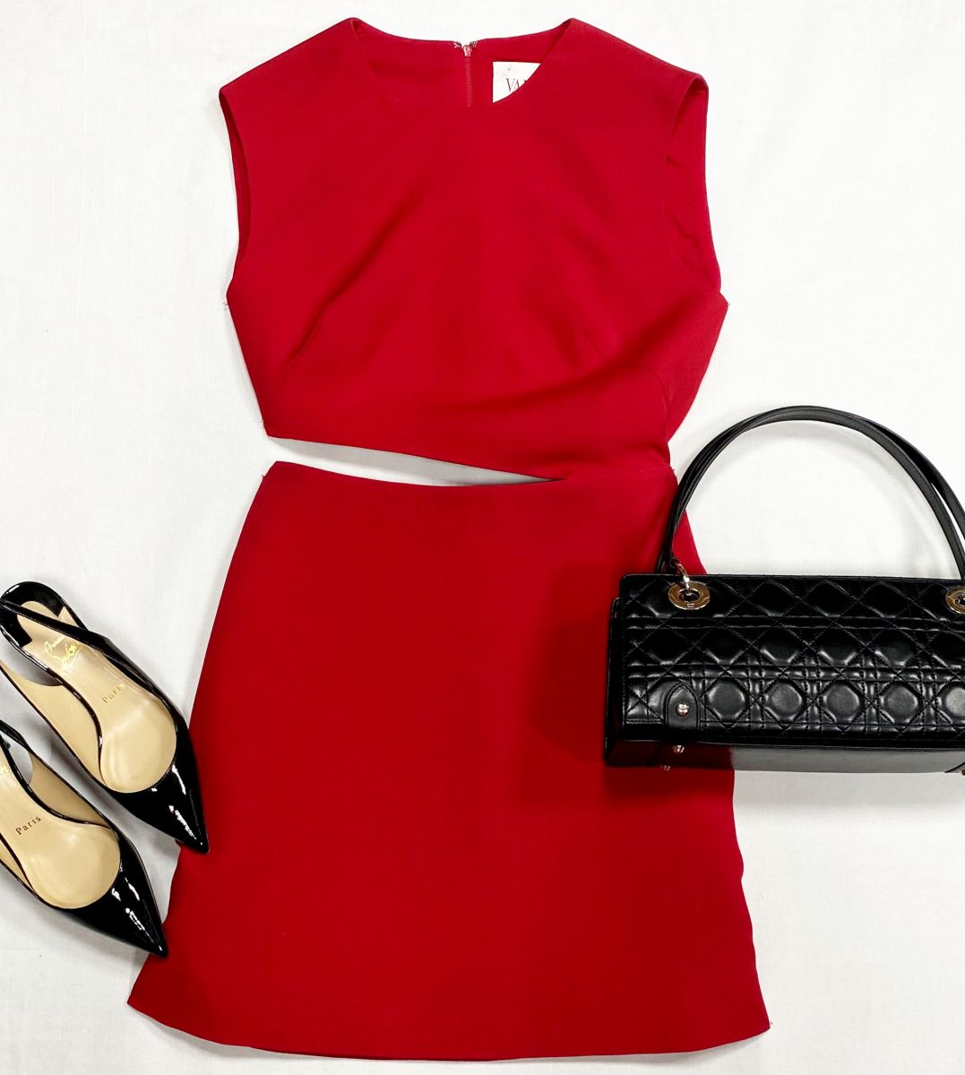 Платье Valentino размер 46 цена 46 965 руб
Туфли Louboutin размер 37 цена 23 483 руб
Сумка Christian Dior 