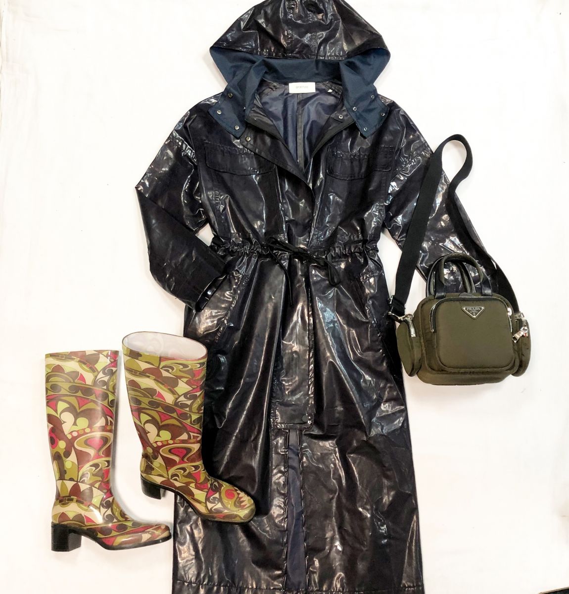 Плащ Sport Max размер 40 цена 15 385 рубСапоги Emilio Pucci размер 39 цена 7 693 рубСумка Prada