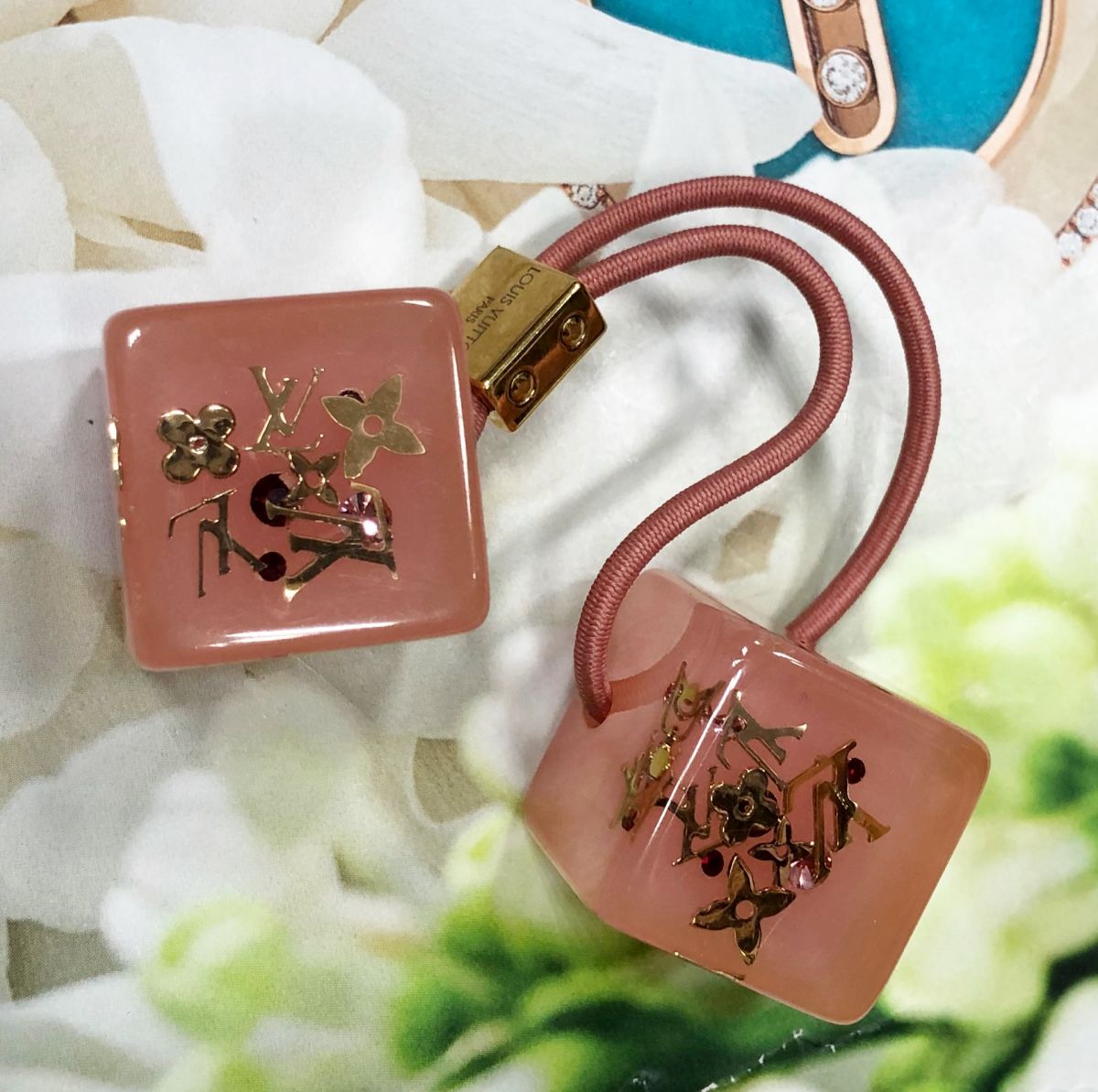 Резинка Louis Vuitton цена 4 697 руб 