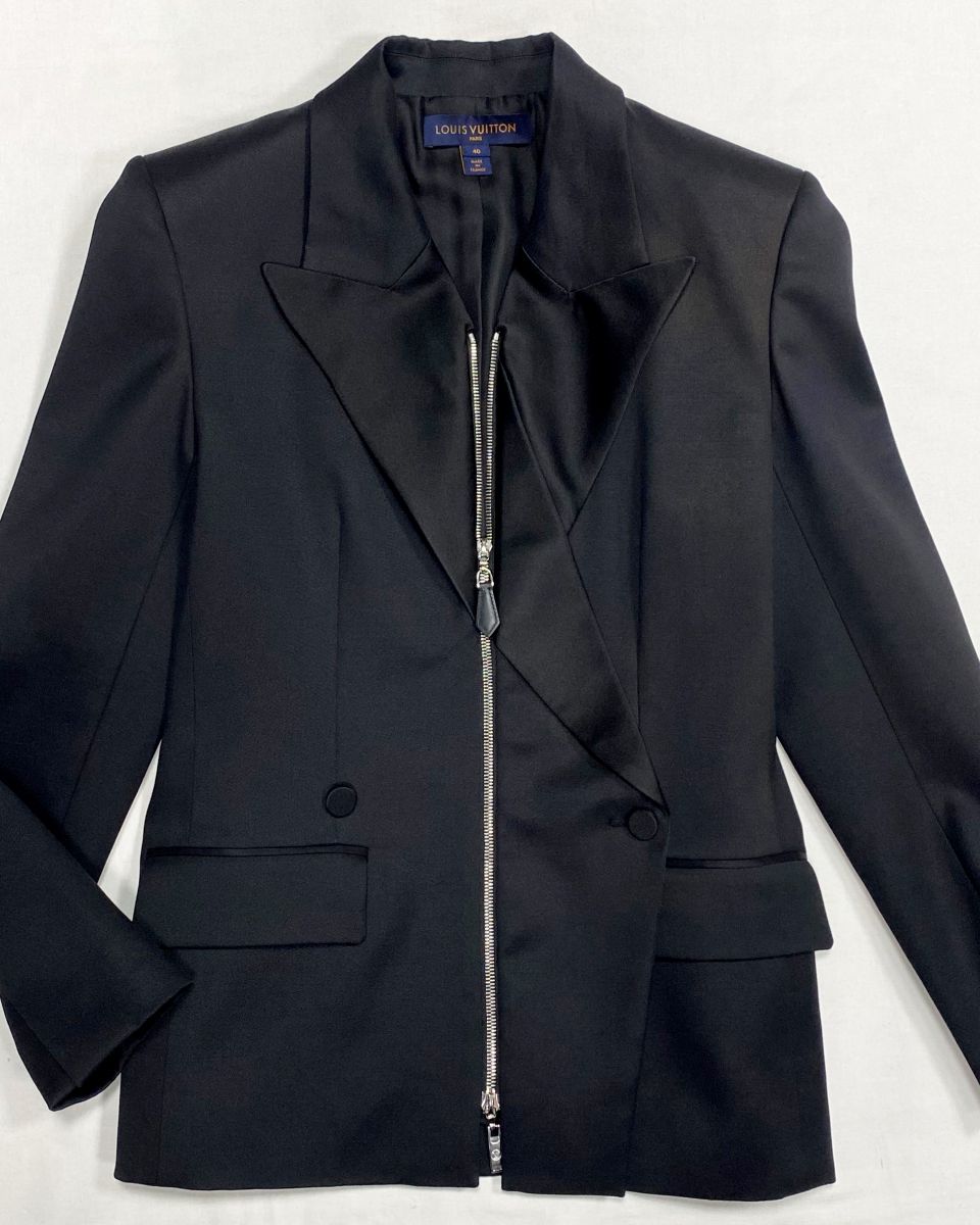 Жакет Louis Vuitton размер 40 цена 43 834 рубЛоферы The Row размер 39 цена 59 486 руб
