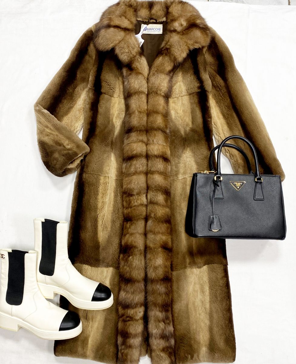 Шуба/ стриженая норка/ Marconi размер 42 цена 62 620 руб
Ботинки Chanel размер 39 цена 125 240 руб
Сумка Prada 