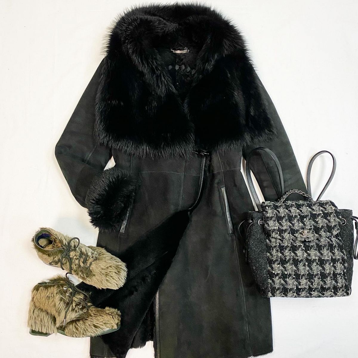 Дублёнка / отделка камни / Philipp Plein размер L цена 61 540 руб Ботинки Chanel размер 38.5 цена 23 078 руб Рюкзак Chanel