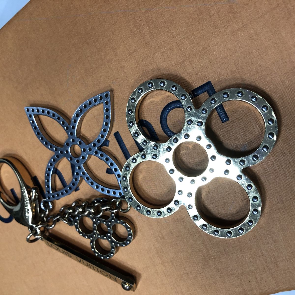 Брелок LOUIS VUITTON цена 10 959 руб 