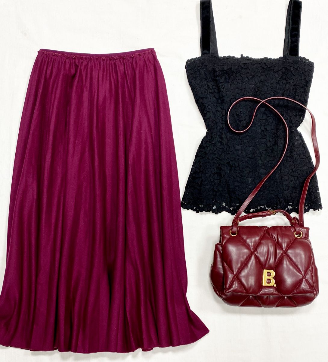 Топ /ажур/ Dolce Gabbana размер 38 цена 6 262 руб
Юбка Red Valentino размер 38 цена 7 828 руб
Сумка Balenciaga 