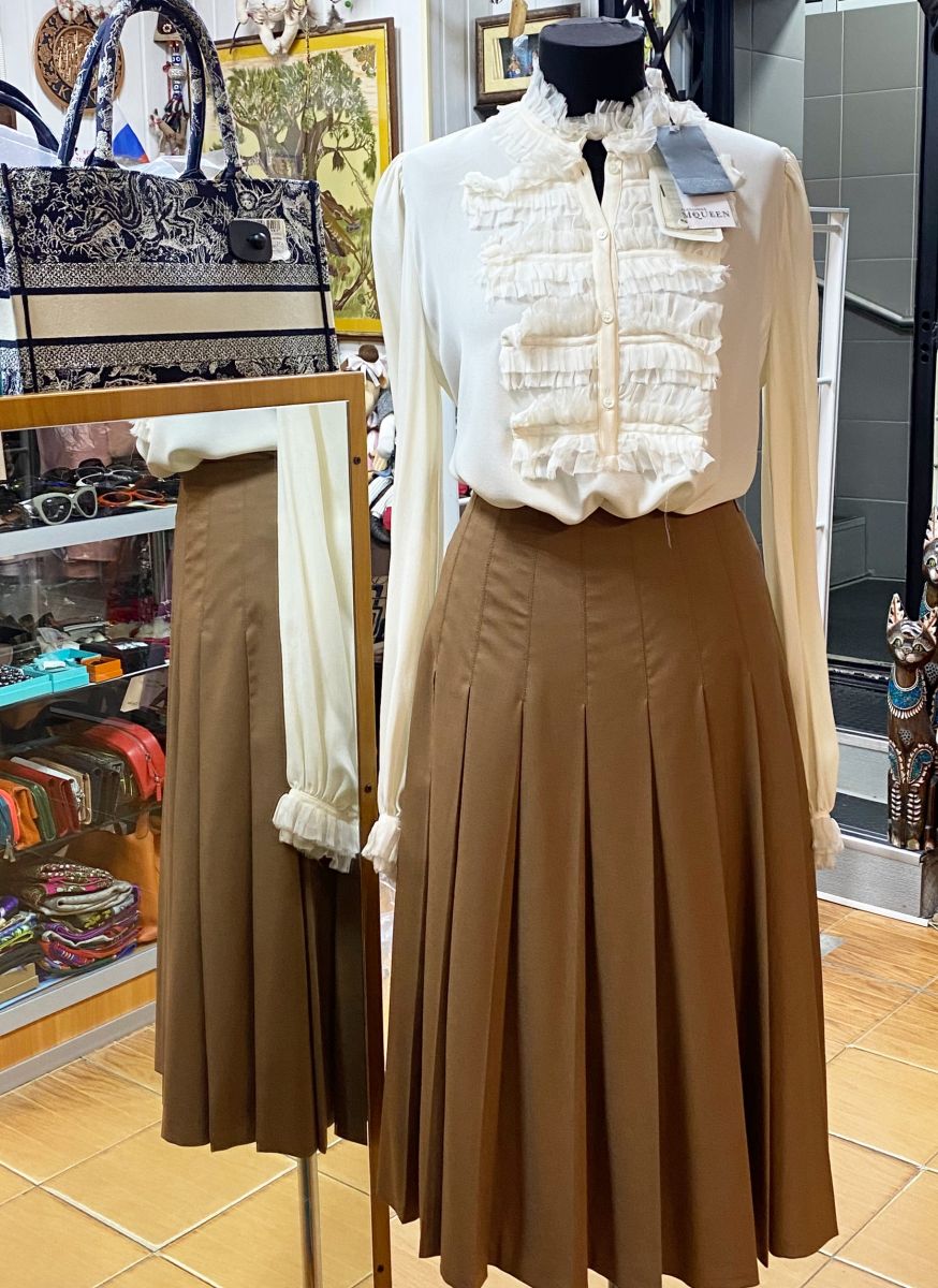 Блузка / шифон / Alexander McQueen размер 40 цена 23 483 руб / с бирками / 
Юбка Loro Piana размер 42 цена 46 965 руб