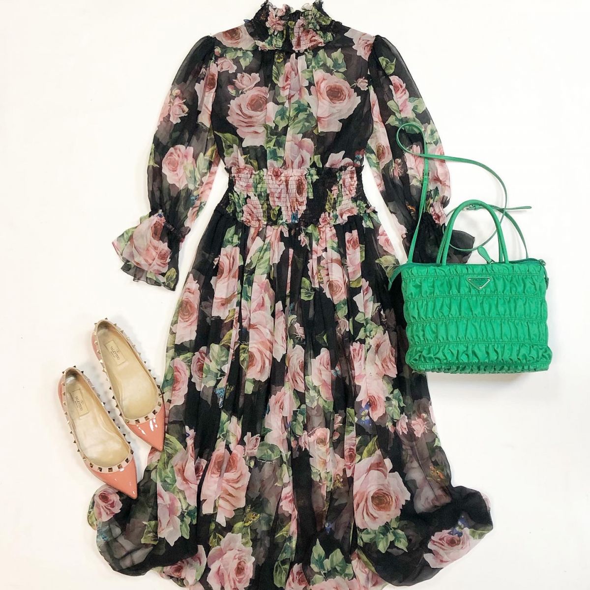 Платье Dolce Gabbana размер 44 цена 30 770 рубБалетки Valentino размер 37 цена 9 231 рубСумка Prada