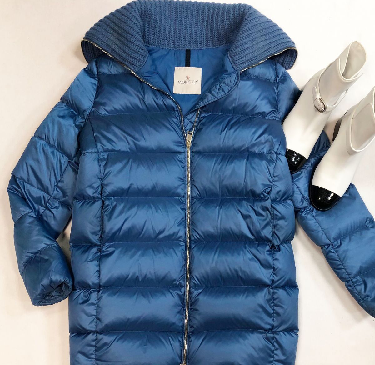 Пуховик MONCLER размер 0 цена 23 078 рубБотинки Chanel размер 37 цена 61 540 руб