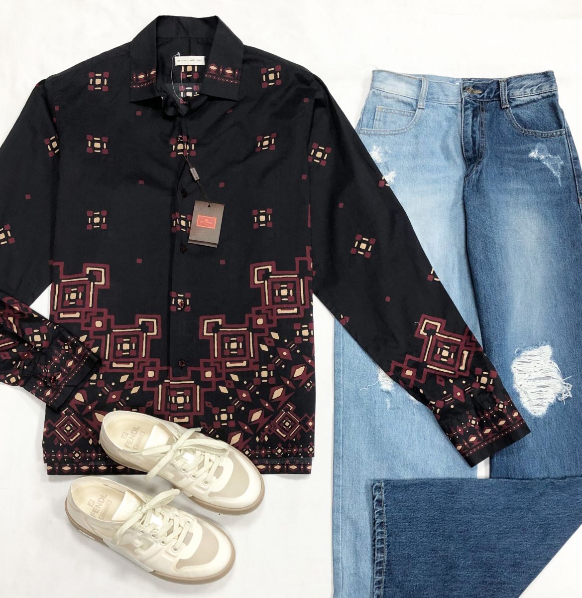 Рубашка Etro размер 42 цена 10 959 руб
Джинсы Sjyp размер S цена 7 828 руб
Кроссовки Fendi размер 39 цена 54 793 руб