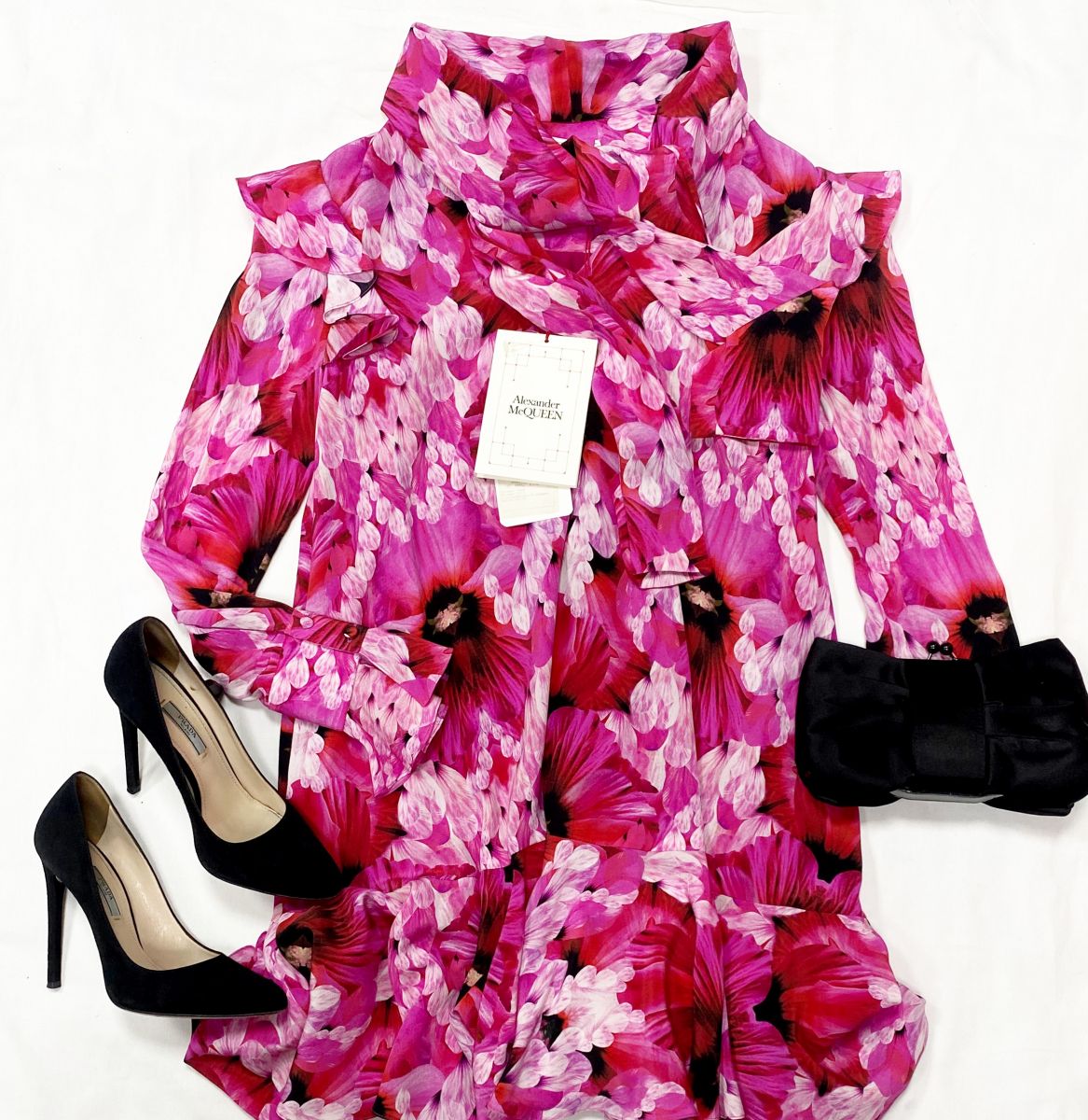 Платье Alexander McQueen размер 38 цена 24 616 руб
Туфли Prada размер 37 цена 10 770 руб
Клатч Moschino 