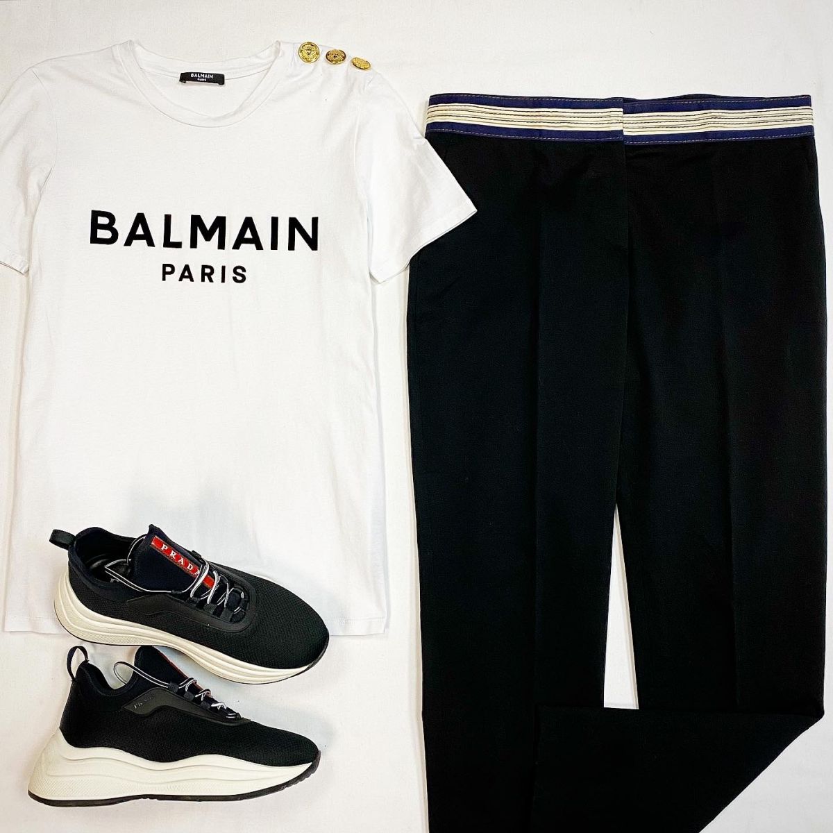 Футболка Balmain размер S цена 12 308 руб Брюки Prada размер 42 цена 7 693 руб Кроссовки Prada размер 37 цена 30 770 руб