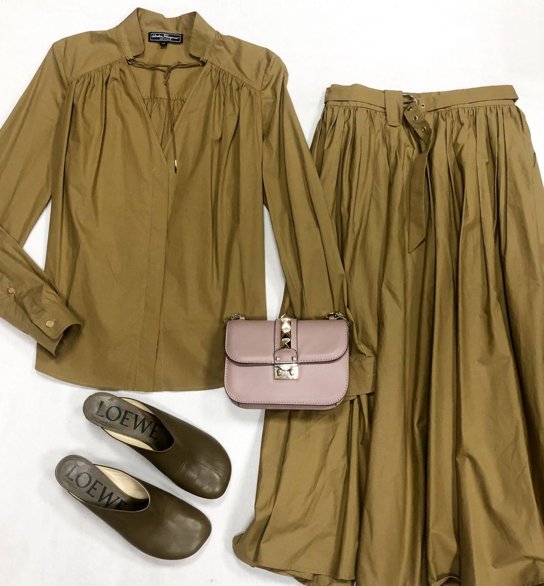 Костюм Salvatore Ferragamo размер 44 цена 26 614 руб
Сабо Loewe размер 41 цена 62 620 руб
Сумка Valentino
