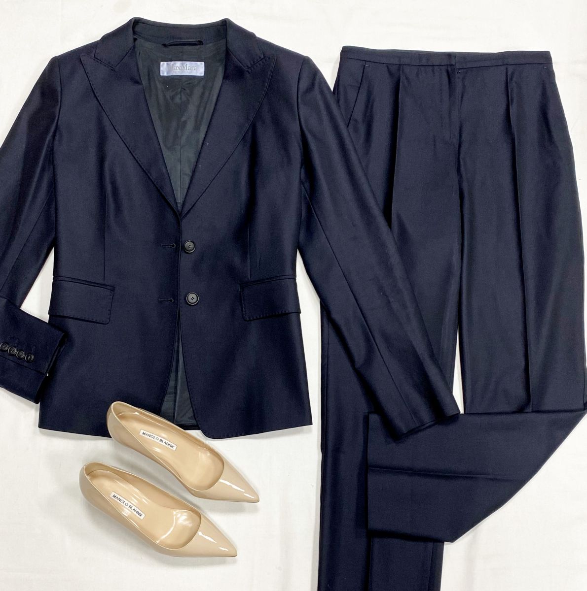 Костюм Max Mara размер 46 цена 23 483 руб
Туфли Manolo Blahnik размер 37 цена 31 310 руб