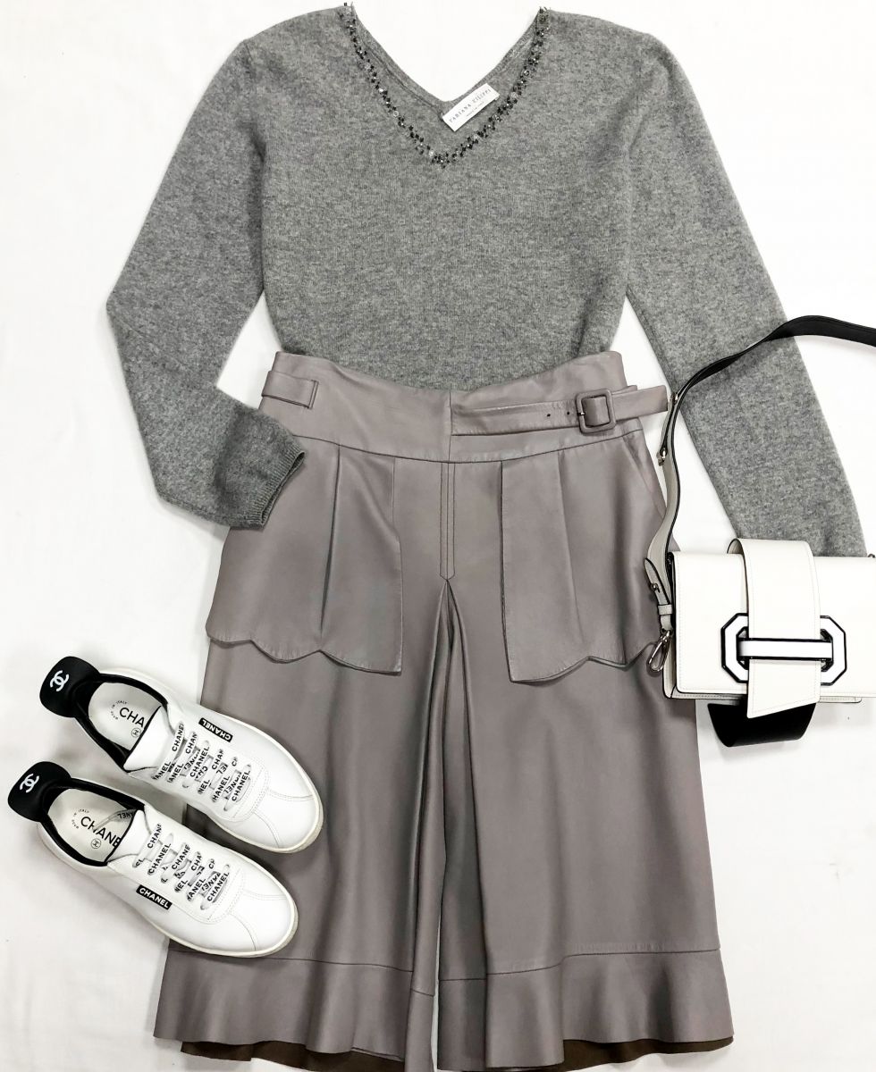 Кофта Fabiana Filippi размер 48 цена 7 828 руб
Шорты John Galliano размер 40 цена 15 655 руб
Кеды Chanel размер 39 цена 78 275 руб
Сумка Prada