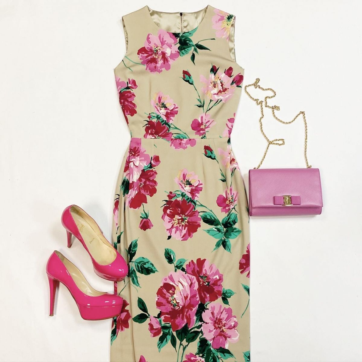 Платье Dolce Gabbana размер 42 цена 23 078 рубТуфли Louboutin размер 37.5 цена 7 693 рубСумка Salvatore Ferragamo