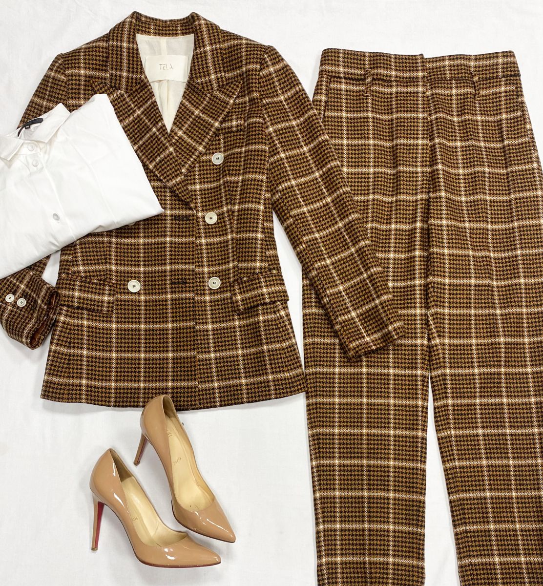 Костюм Tela размер 42 цена 10 959 руб
Рубашка Barbara Bui размер 38 цена 6 262 руб
Туфли Louboutin размер 40 цена 23 483 руб