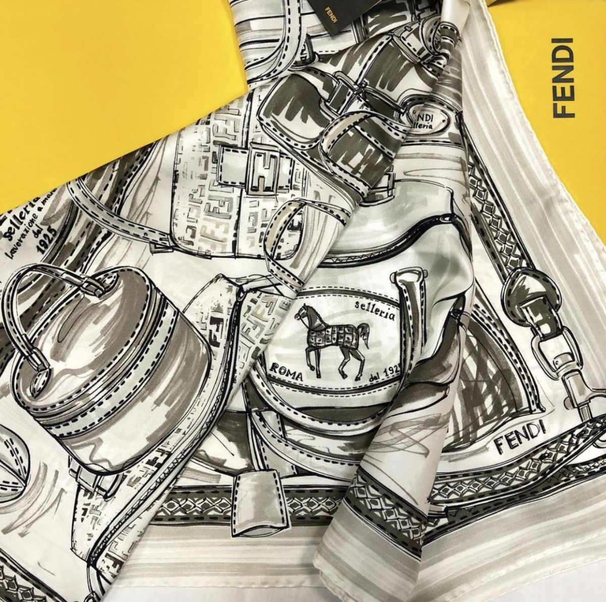 Платок /шёлк/ Fendi размер 85/85 цена 9 231 руб /новый/упаковка/
