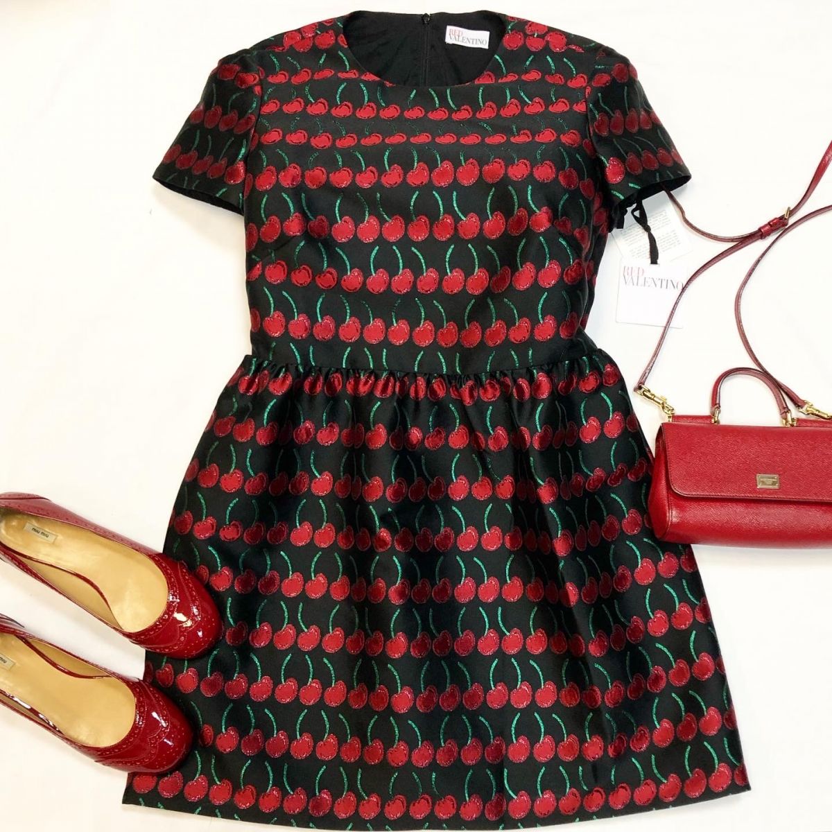 Платье Red ValentIno размер 42 цена 15 385 руб Балетки MIU Miu размер 38.5 цена 15 385 руб Сумка Dolce Gabbana 