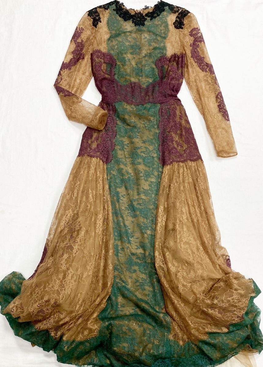 Платье/ ажур/ Valentino размер 46 цена 46 965 руб
Туфли Manolo Blahnik размер 40.5 цена 23 483 руб
Клатч Ralph Lauren 