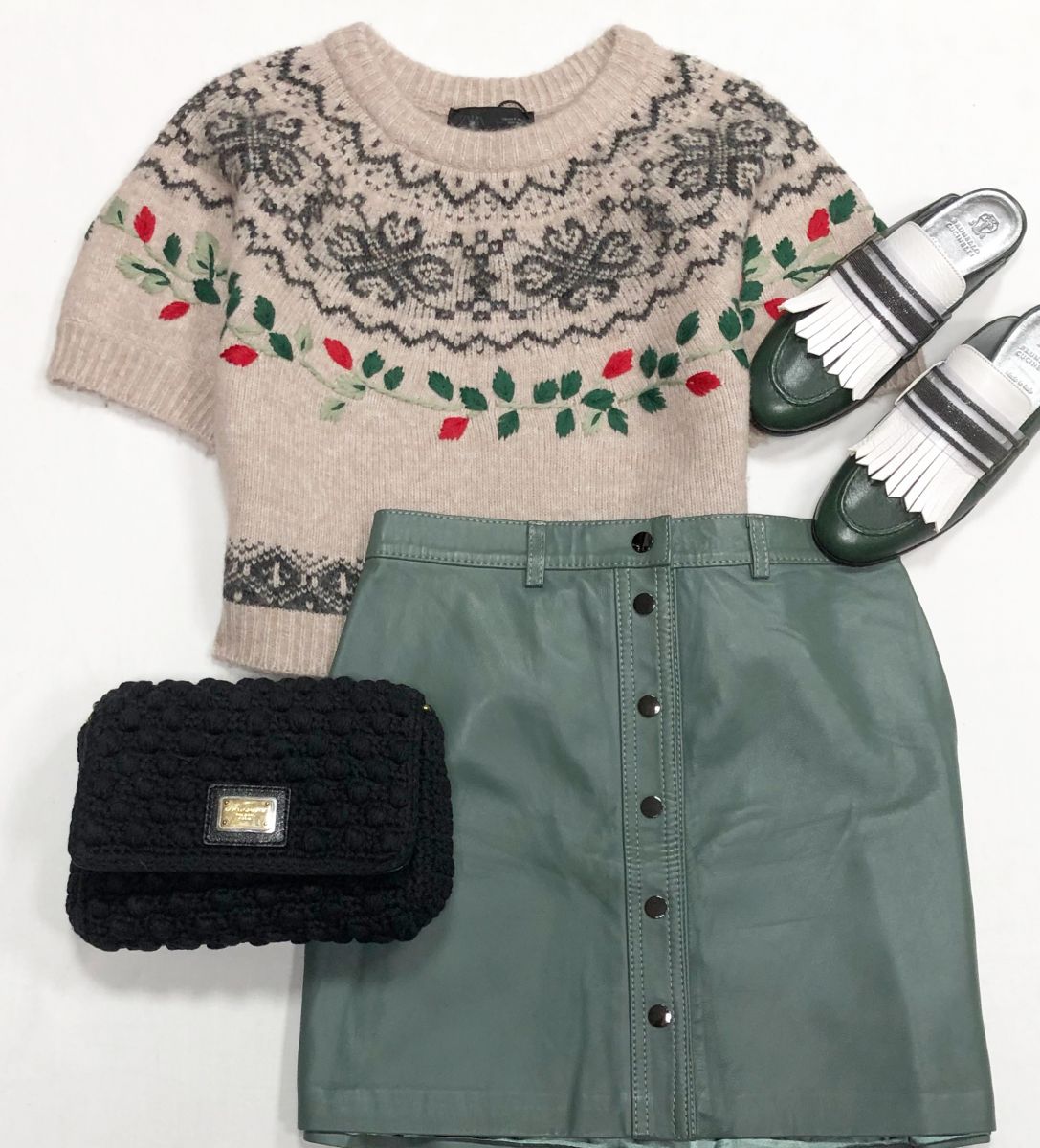 Кофта Zara размер S цена 4 697 руб
Юбка Mojo размер 46 цена 4 697 руб
Мюли размер 37 цена 31 310 руб
Сумка Dolce Gabbana