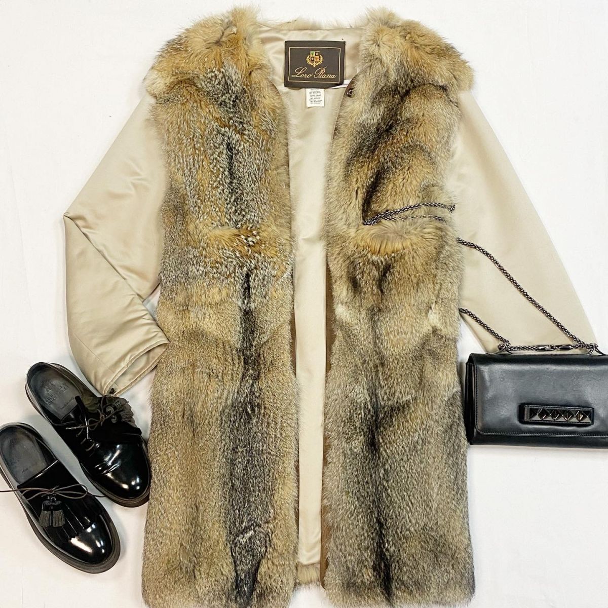 Пальто Loro Piana размер XL цена 38 463 рубЛоферы Brunello Cucunelli размер 37 цена 15 385 рубСумка Valentino