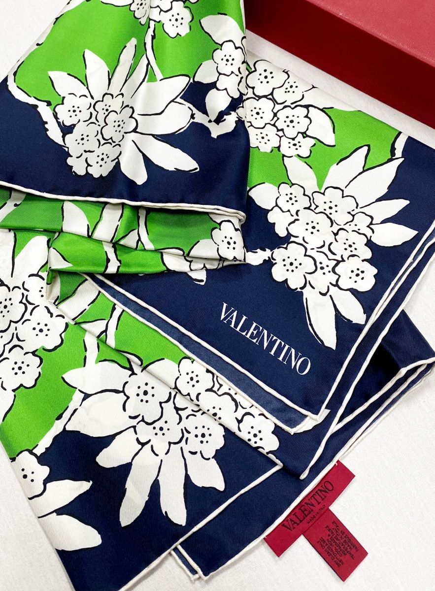 Платок / шелк / Valentino размер 90/90 цена 15 655 руб