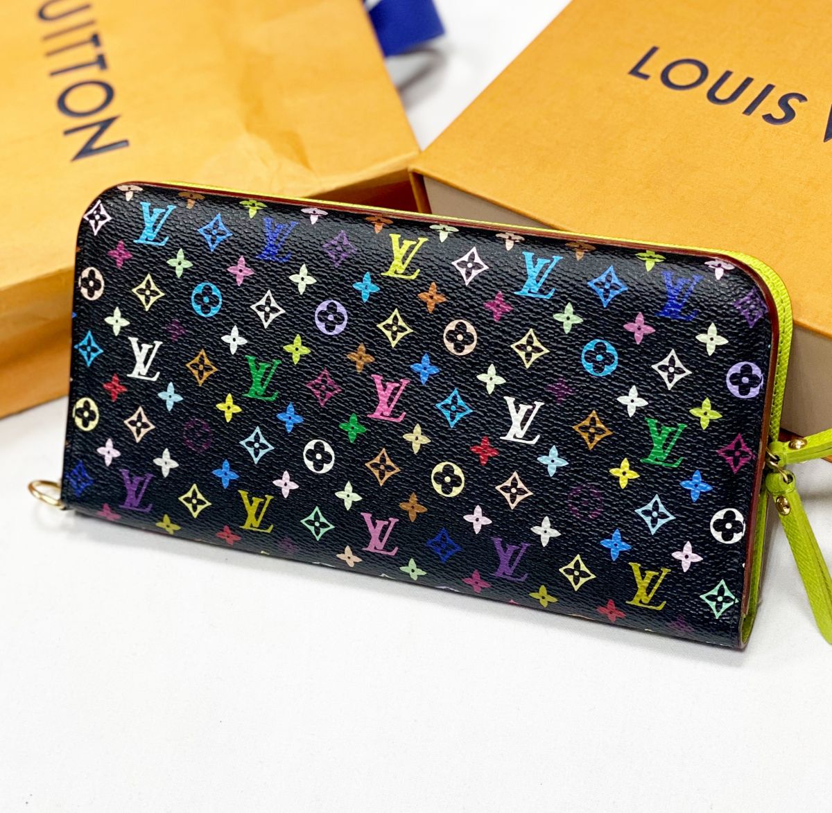 Кошелек Louis Vuitton цена 38 463 руб 