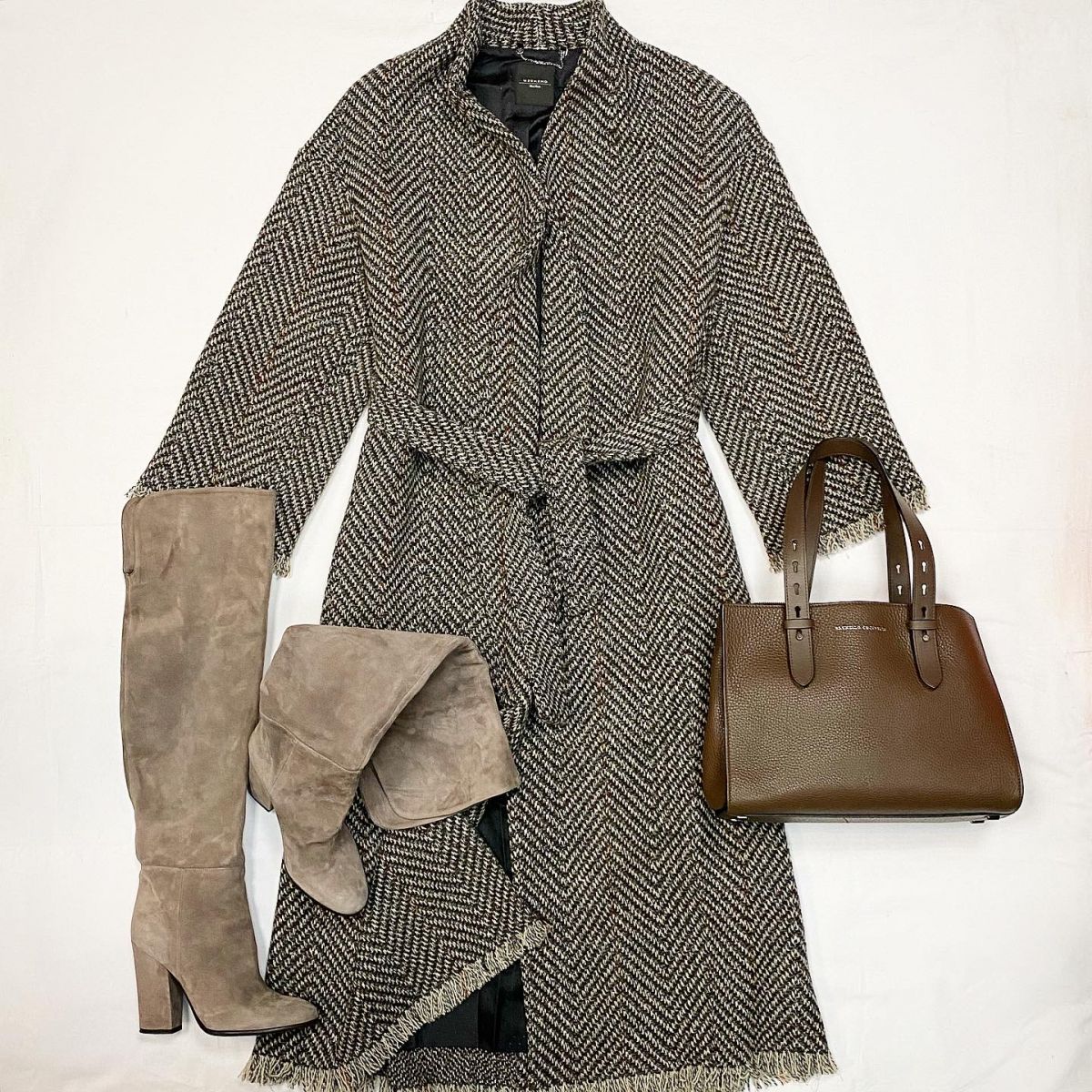Пальто Weekend Max Mara размер 42 цена 38 463 рубБотфорты Fabiani размер 36.5 цена 15 385 руб Сумка Brunello Cucinelli