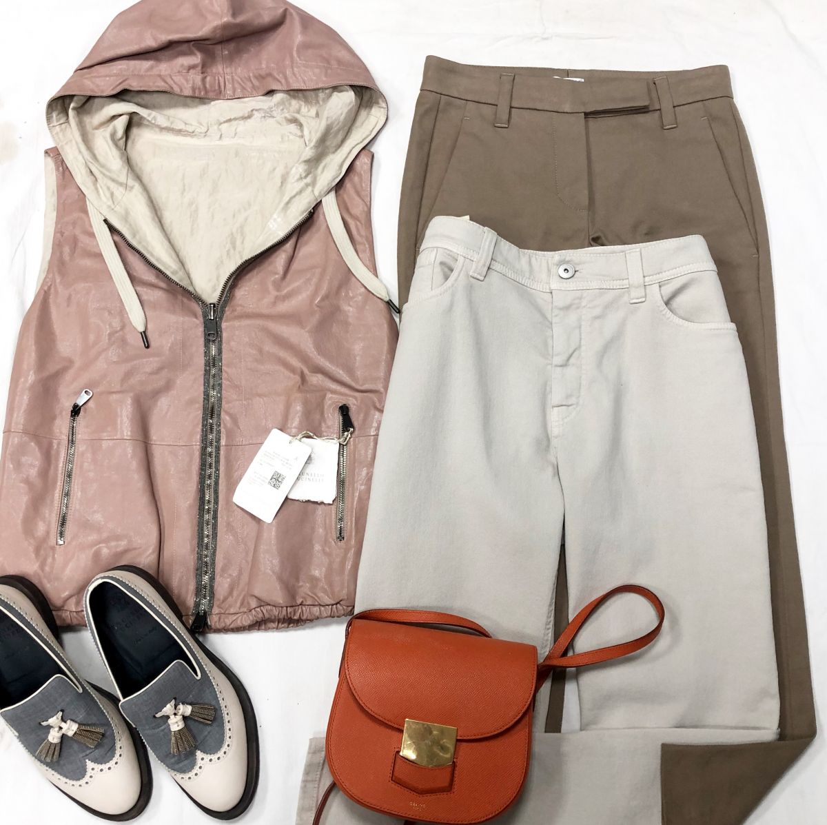 Жилет двухсторонний Brunello Cuccinelli размер S цена 46 965 руб /новый с ценником/ 
Брюки /джинсы Brunello Cuccinelli размер S / М цена 12 524 руб / 15 655 руб 
Лоферы Brunello Cuccinelli цена 23 483 руб 
Сумка Celine
