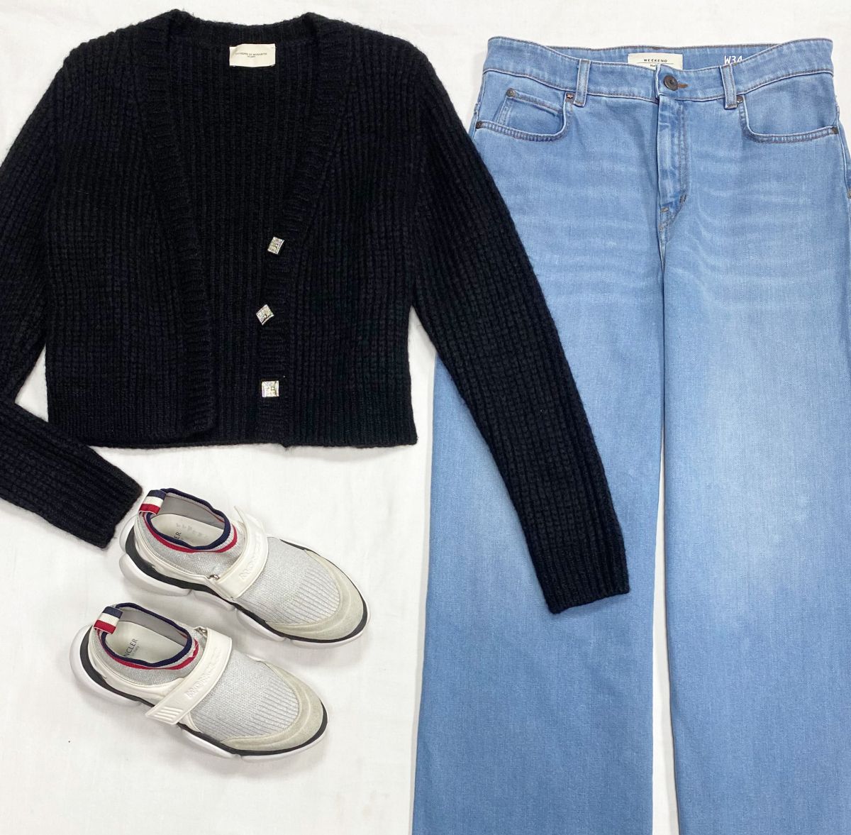 Джинсы Weekend/ Max Mara/ размер 42 цена 7 828 руб
Кардиган Giuseppe Di Morabito размер 42 цена 10 959 руб
Кроссовки Moncler размер 39 цена 7 828 руб
