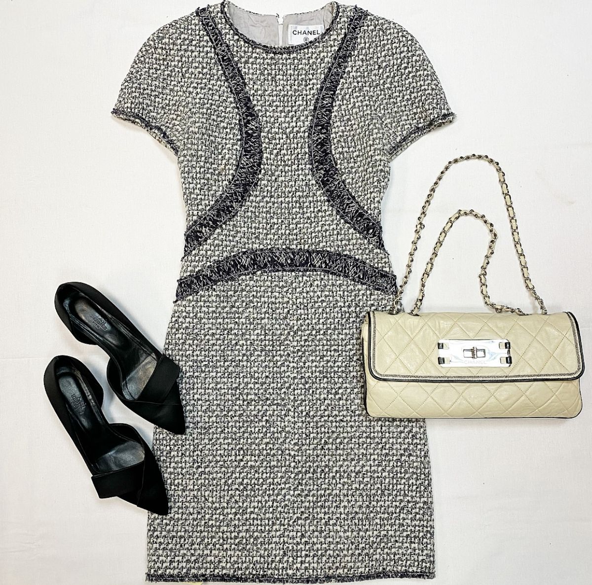 Платье / твид / Chanel размер 34 цена 23 078 руб
Туфли Hermès размер 39 цена 30 770 руб
Сумка Chanel