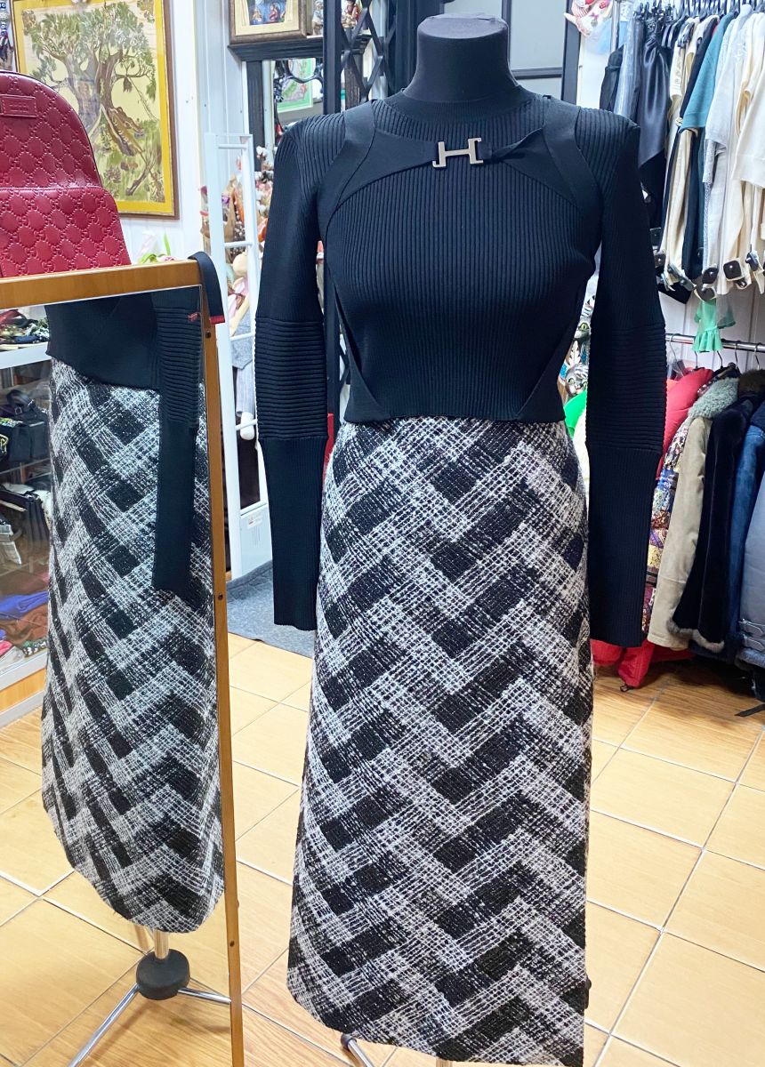 Юбка /твид/ Elie Saab размер 46 цена 15 655 руб
Кофта Heliot размер XS цена 15 655 руб