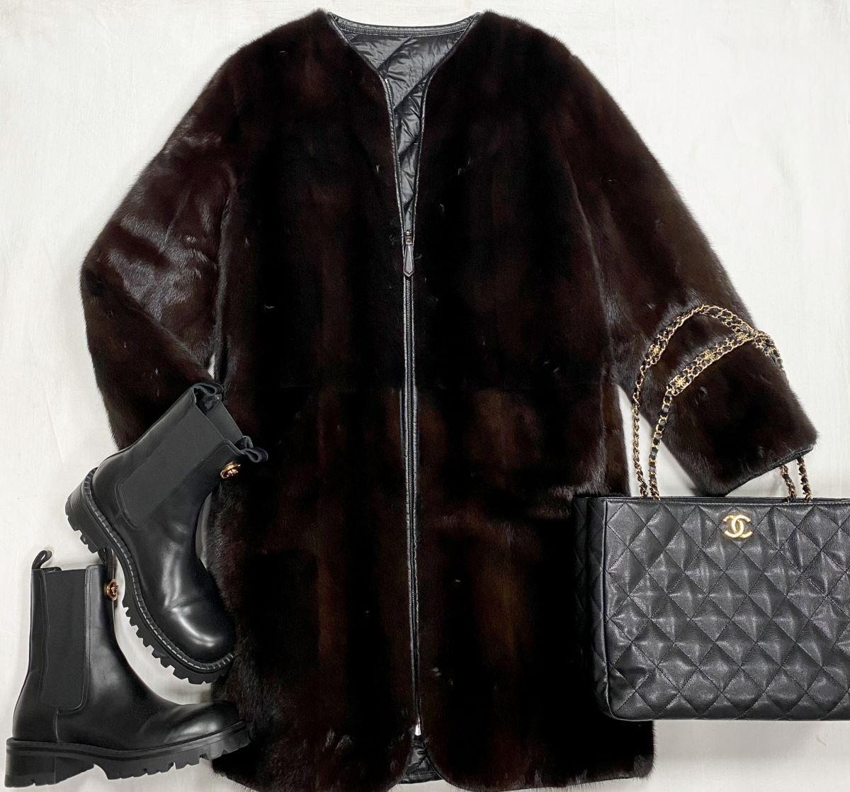 Шуба / двухсторонняя / Fendi размер 44 цена 234 825 руб 
Ботинки Versace размер 40 цена 70 448 руб 
Сумка Chanel