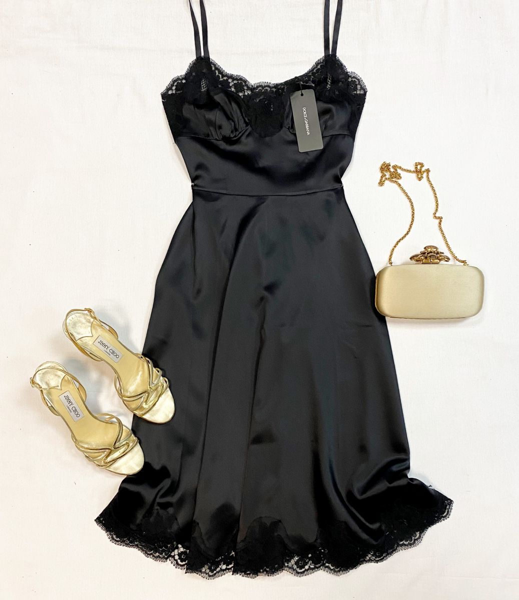 Платье Dolce Gabbana размер 42 цена 23 078 руб/с биркой/ 
Босоножки Jimmy Choo размер 39.5 цена 3 077 руб
Клатч Oscar De La Renta 