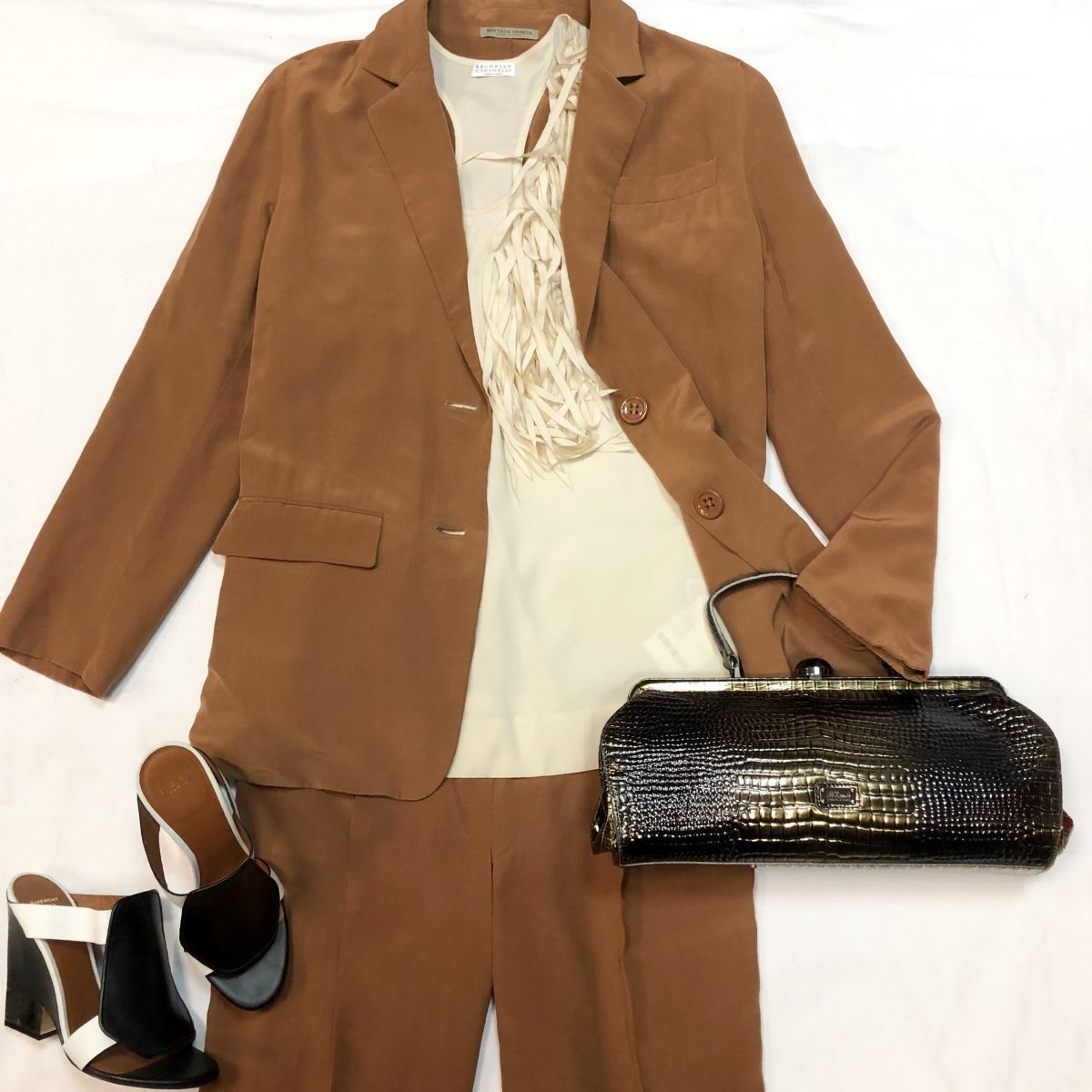 Костюм /шелк/ BOTTEGA VENETA размер 36 цена 38 463 руб 
Босоножки GIVENCHY размер 38 цена 12 308 руб 
Сумка MOSCHINO