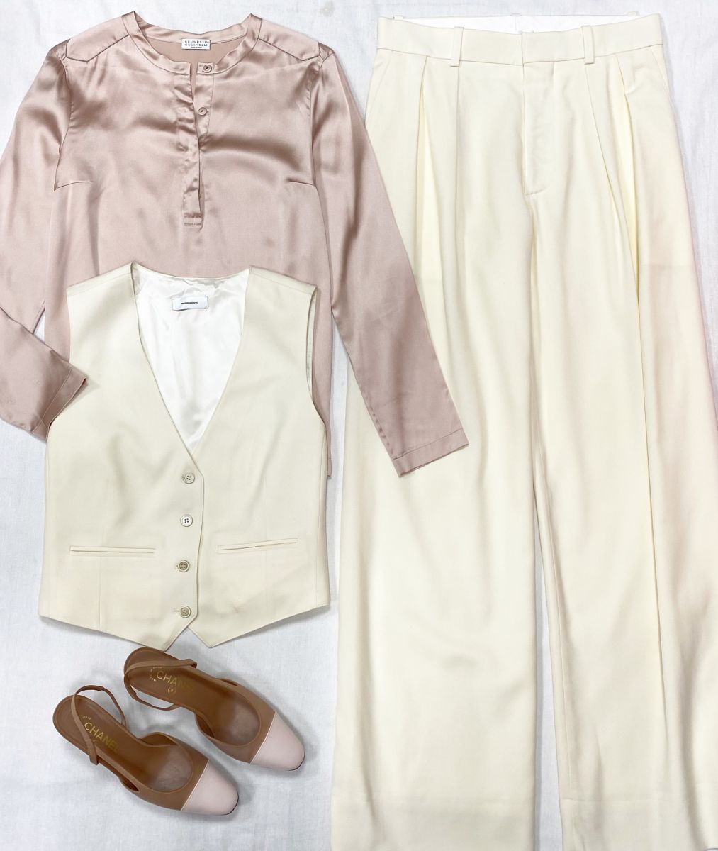 Костюм / жилет + брюки / wardrobe.nyc размер XL цена 46 965 руб 
Блузка / шелк /  размер M цена 15 655 руб 
Босоножки Chanel размер 39.5 цена 93 930 руб