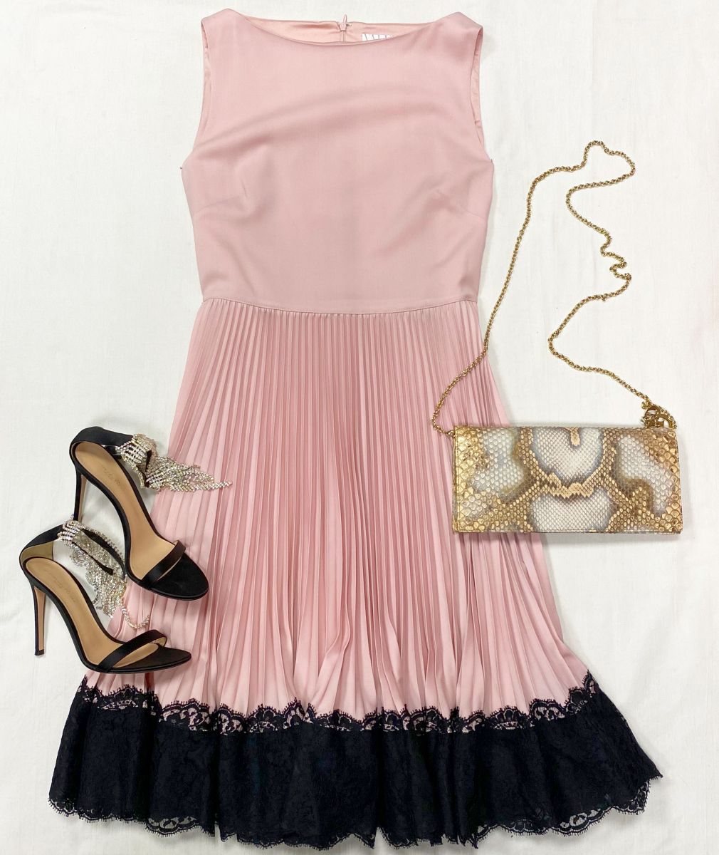 Платье / отделка кружево / Valentino размер 46 цена 62 620 руб 
Босоножки Gianvito Rossi размер 38 цена 31 310 руб 
Клатч Christian Dior