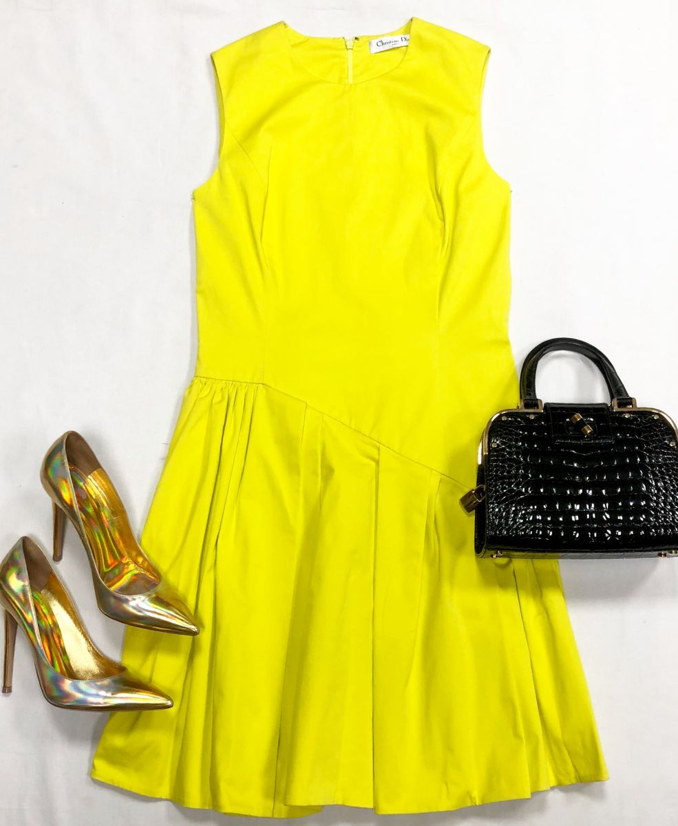 Платье Christian Dior размер 38 цена 23 483 руб
Туфли Gianvito Rossi размер 38.5 цена 7 828 руб
Сумочка Saint Laurent