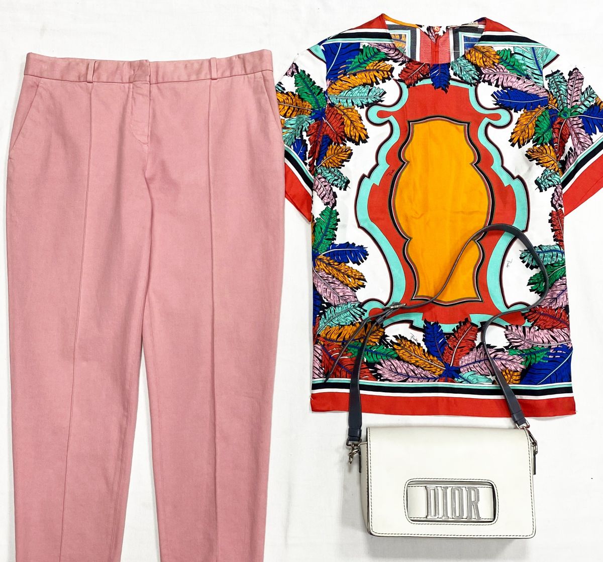 Блузка Emilio Pucci размер 44 цена 15 655 руб
Брюки размер 44 цена 10 959 руб
Сумка Christian Dior